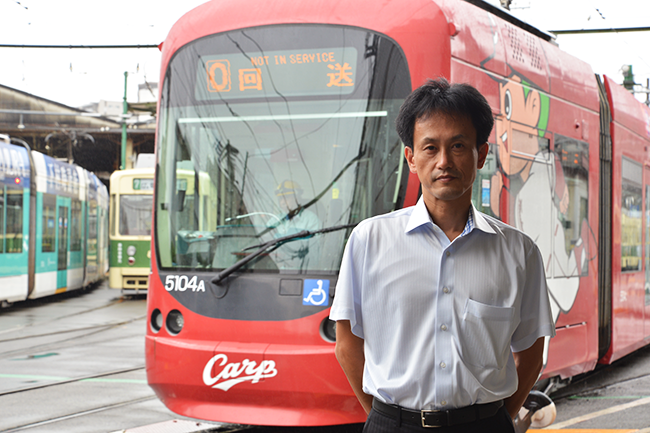 広島電鉄株式会社 電車事業本部 駅前プロジェクト推進部 課長 上田 賢治様【広島電鉄 本社前にて】