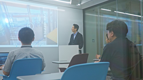 2階のプレゼンテーションルームの利用風景:右