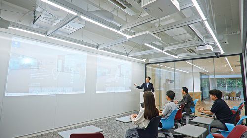 2階のプレゼンテーションルームの利用風景:左