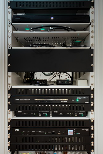 8Fのコントロールルーム内のATEN製品が入ったラック
