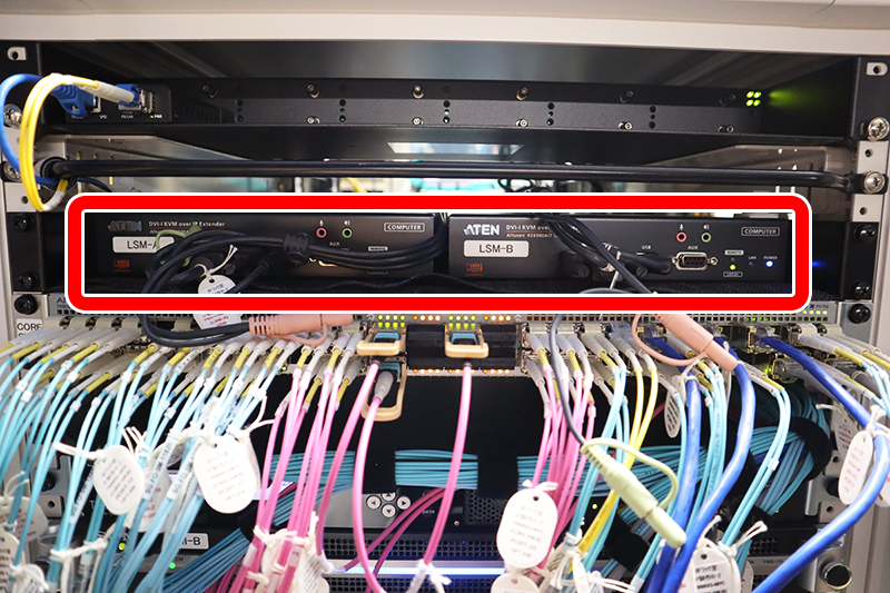 サブの隣にあるサーバールーム。サーバ管理にATENのドロワーとCCKMが利用されている。